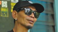 Dirigen Aremania, Yuli Sumpil, disanksi seumur hidup tak boleh masuk stadion di seluruh Indonesia. (Bola.com/Iwan Setiawan)