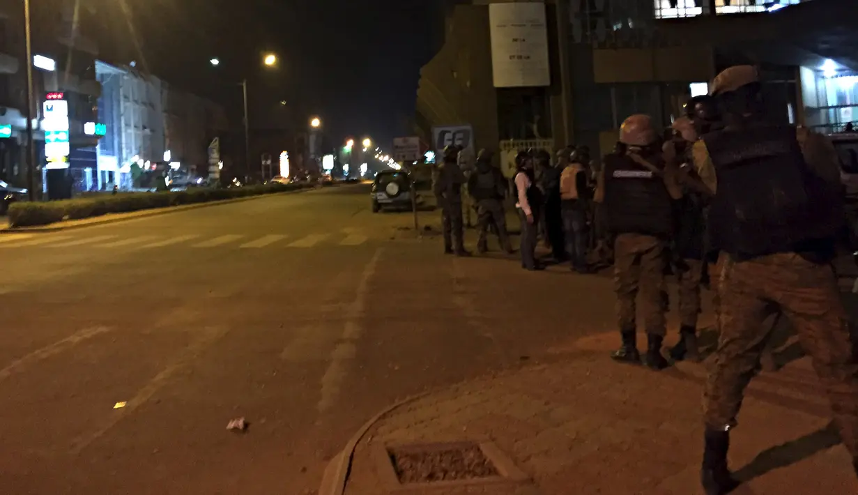 Suasana mencekam saat kobaran api didepan hotel Splendid, Ouagadougou, Burkina Faso, Jumat (15/1). Petugas keamanan sempat beradu tembak dengan kawanan kelompk  radikal yang bersenjata tersebut. (REUTERS/RTB via REUTERS TV)