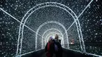 Pengunjung berjalan melewati terowongan yang dipenuhi cahaya lampu di Kew Gardens, London (21/11). Jelang perayaan Natal, Kew Gardens atau The Royal Botanical Garden dihiasi seni intalasi cahaya. (AP Photo/Frank Augstein)