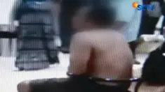 Melanggar kesepakatan dengan mengambil penumpang di Bandara Adisutjipto, seorang sopir taksi dipaksa buka baju