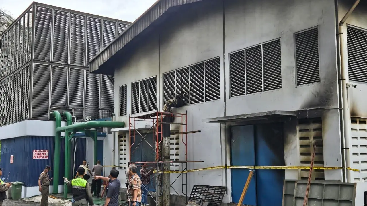 Kebakaran di Gedung Panin Bank Center, Jalan Jenderal Sudirman, Jakarta terjadi pada hari ini, Selasa (21/1/2025).