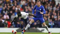 Gelandang Chelsea, Ross Barkley, berebut bola dengan pemain Tottenham Hotspur, Tanguy Ndombele, pada laga Premier League di Stadion Stamford Bridge, Sabtu (22/2/2020). Chelsea menang 2-1 atas Tottenham Hotspur. (AP/Kirsty Wigglesworth)