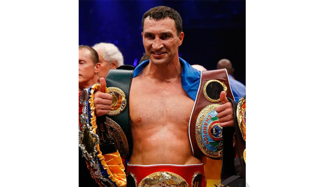 Petinju dari Ukraina, Klitschko, mempertahankan gelar versi WBA, IBF, WBO dan IBO di Oberhausen, melengkapi 25 laga mempertahankan gelar, Sabtu (26/4/2014) (Reuters/ Kai Pfaffenbach).