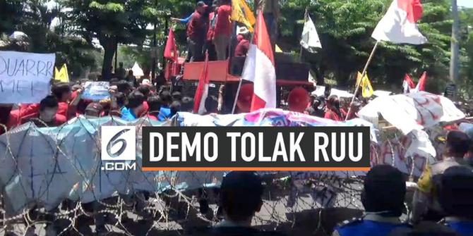 VIDEO: Demo Tolak RUU, Mahasiswa Terobos Pagar Kawat Berduri