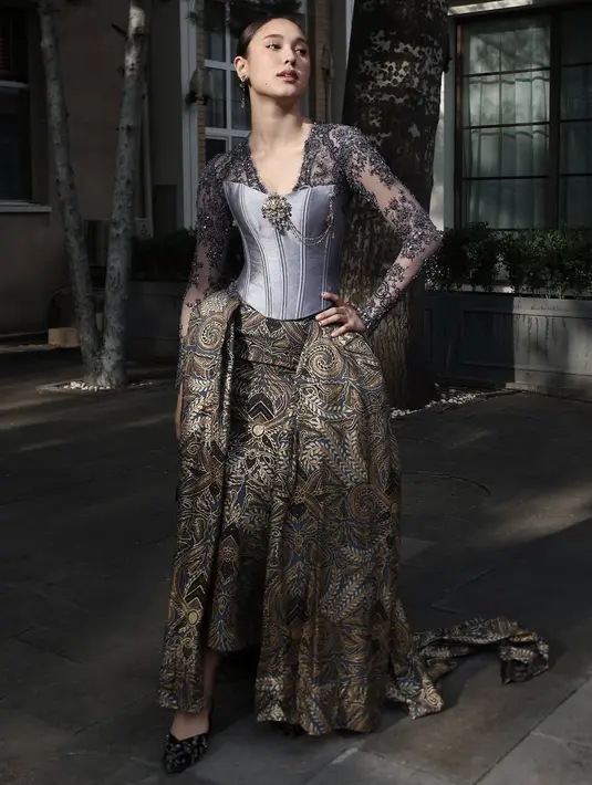 Pesona glamor Yasmin lainnya ditunjukkan dengan kebaya abu-abu berlapis korset silver. Dipadu dengan ball skirt Batik prada yang mewah [@yasminnapper]