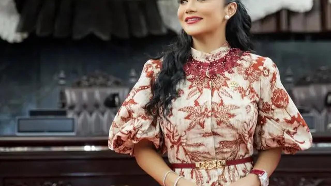 8 Inspirasi Batik dan Kebaya Merah Putih ala Kris Dayanti, Cocok untuk Hari Kemerdekaan 17 Agustus 1945 HUT RI ke-80