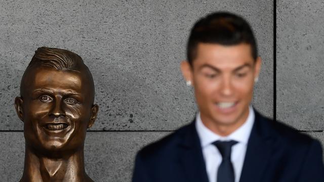 20170329-Patung Wajah Ronaldo di Bandara Madeira Jadi Olok-olokan-AP