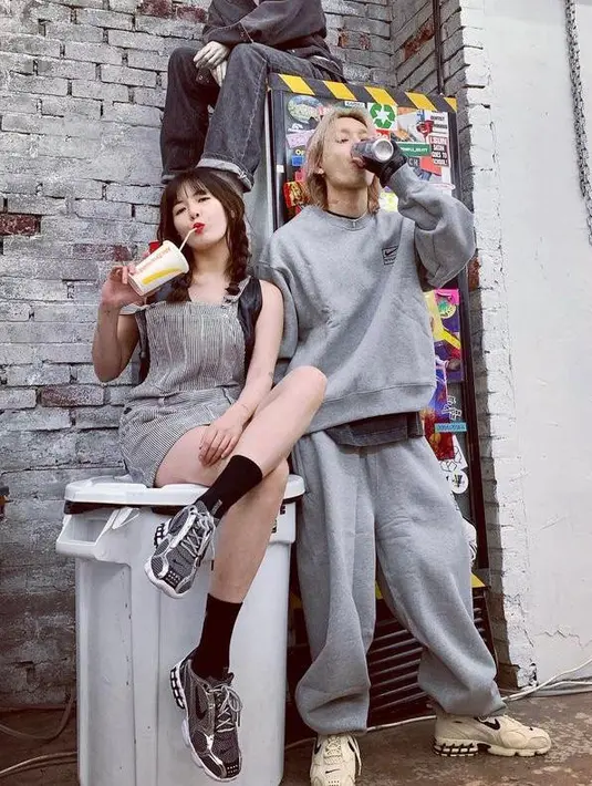 Serasi dengan busana nuansa abu-abu, HyunA memadukan tank top dengan overall. Sementara DAWN tampil casual chic dengan loungewear. (Instagram/hyojong_1994).