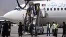 Penumpang turun ketika mereka tiba dari Kandahar, di Bandara Internasional Hamid Karzai di Kabul, Afghanistan, Minggu (5/9/2021). Bandara tersebut kembali dibuka untuk penerbangan domestik, setelah sempat tak beroperasi usai Amerika Serikat hengkang dari Afghanistan. (AP/Wali Sabawoon)