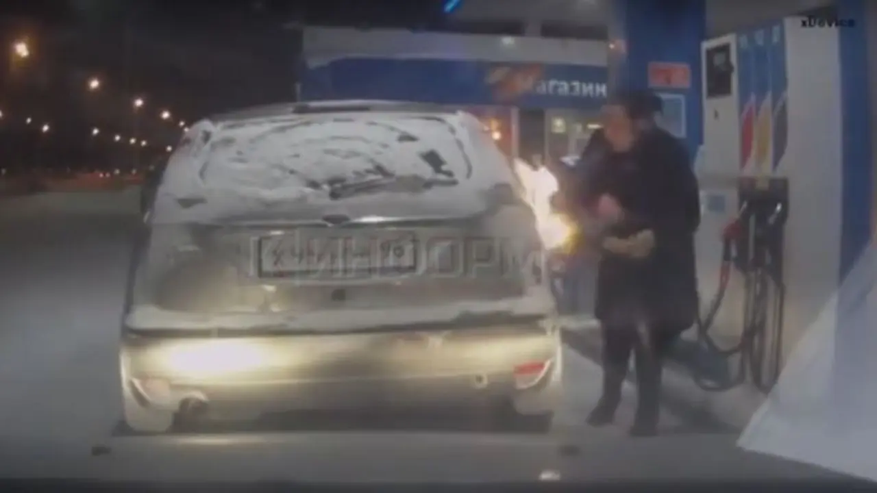 Sembrono Main Korek Saat Pengisian Bensin Bikin Mobil Terbakar