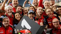 Pembalap Ducati Lenovo, Francesco Bagnaia (tengah) berfoto bersama dengan anggota timnya setelah menjuarai Grand Prix MotoGP Qatar di Sirkuit Internasional Lusail, Doha, 10 Maret 2024. (KARIM JAAFAR/AFP)