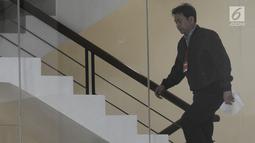 Anggota DPR RI Aziz Syamsuddin menaiki tangga menuju ruang pemeriksaan di gedung KPK, Jakarta, Selasa (28/8). Aziz diperiksa pendalaman kasus mafia anggaran untuk tersangka anggota DPR RI Komisi XI dari Demokrat Amin Santono. (Merdeka.com/Dwi Narwoko)