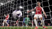 Pemain Arsenal,  Leandro Trossard, merayakan gol yang dicetak oleh Ben White ke gawang Chelsea dalam duel tunda pekan ke-29 Premier League 2023/2024, Rabu (24/4/2024). The Gunners menang lima gol tanpa balas. (AP Photo/Zac Goodwin)