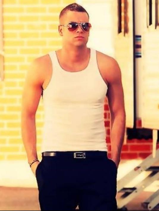 Mark Salling berpose dengan mengenakan pakaian dalam dan kacamata hitam. Jenazah aktor Glee itu ditemukan gantung diri di pinggiran sungai Los Angeles. (Instagram/mark_salling)