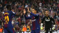 Bintang  Barcelona, Philippe Coutinho merayakan gol ke gawang Villarreal bersama Ousmane Dembele pada laga lanjutan La Liga, di Stadion Camp Nou, Kamis (10/5/2018) dini hari WIB. (AP/Manu Fernandez).