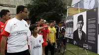 Gubernur DKI Jakarta, Anies Baswedan, melihat pameran sejarah MH Thamrin di lapangan VIJ, Petojo, Jakarta, Sabtu (16/2). Acara ini rangkaian dari Festival 125 Tahun MH Thamrin. (Bola.com/Yoppy Renato)