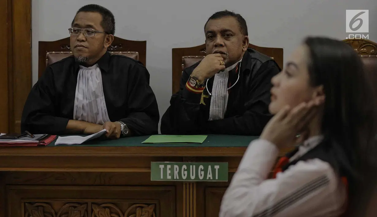 Kuasa Hukum Jeniffer Dunn saat mengikuti sidang perdana penyalahgunaan narkoba di Pengadilan Negeri Jakarta Selatan, Kamis (5/4). Sidang tersebut beragendakan pembacaan dakwaan. (Liputan6.com/Faizal Fanani)