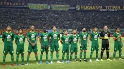Para pemain Persebaya Surabaya bersiap menghadapi Sabah FA pada laga persahabatan di Stadion Gelora Bung Tomo, Surabaya, Sabtu (8/2). Persebaya menang 3-1 atas Sabah FA. (Bola.com/Aditya Wany)