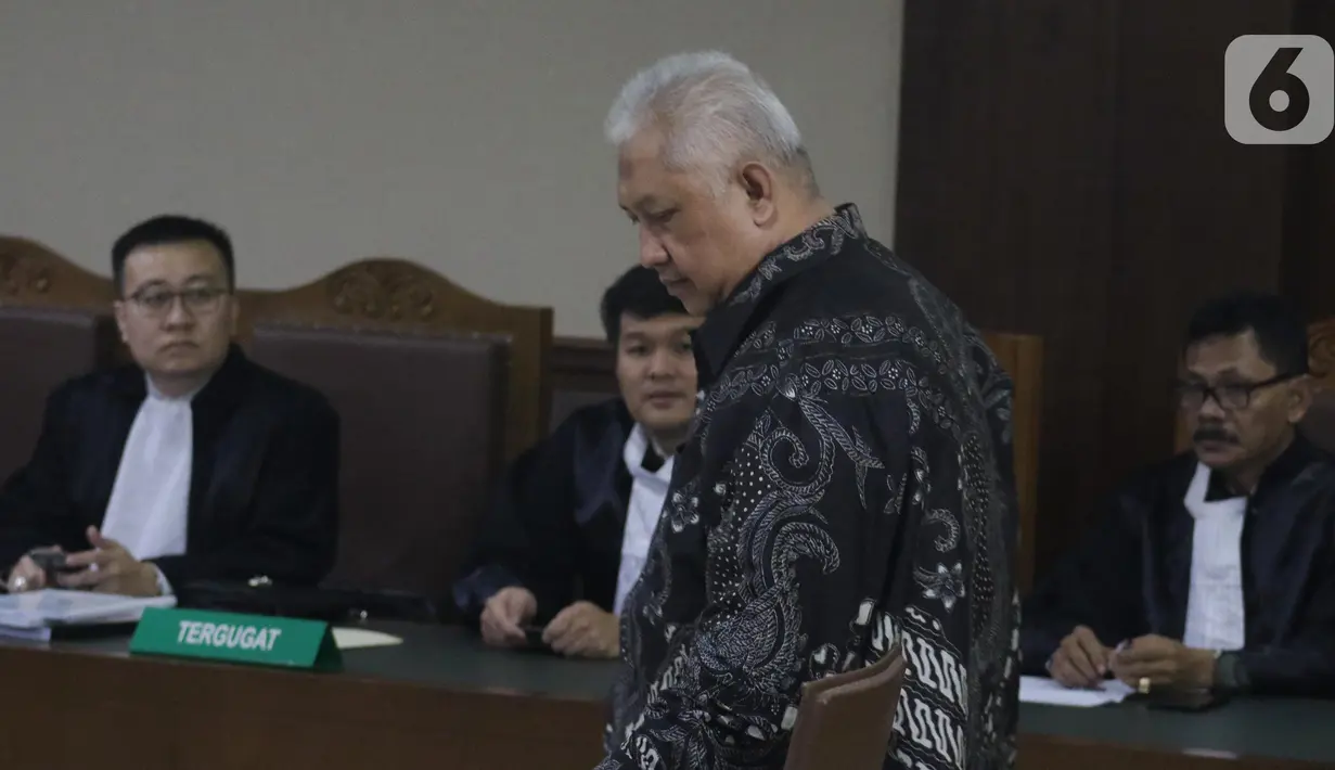 Terdakwa suap pengadaan barang di Badan Keamanan Laut (Bakamla), Erwin Syaaf Arief saat menjalani sidang putusan di Pengadilan Tipikor, Jakarta, Senin (14/10/2019). Majelis Hakim menyatakan Erwin Syaaf Arief bersalah dan dihukum 2,5 tahun penjara, denda Rp100 juta. (Liputan6.com/Helmi Fithriansyah)
