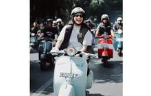 10 Foto Sintya Marisca Mengendarai Vespa, Penampilannya Curi Perhatian