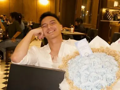 Lawan main Natasha Wilona di sinetron Anak Band ini mendapatkan buket bunga besar dari orang tersayang. Wajah sumringah Farhan sangat menjelaskan bahwa ia sangat bahagia di momen ulang tahunnya ini. Namanya kini semakin bersinar, kehidupan bintang film Di Bawah Umur ini dikulik publik. Menginjak usia baru, pesonanya aktor muda kelahiran 2001 ini semakin terpancar. (Liputan6.com/IG/@farhanrasyidd)