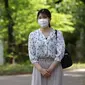 Mengenakan kemeja putih dengan motif bunga dan masker, Putri Aiko tiba di kampus universitas di distrik Mejiro sekitar pukul 10.30 untuk mengambil kelas sastra Jepang. (Issei Kato/Pool Photo via AP)