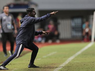 Pelatih Malaysia U-17, Osmera bin Omaro terlihat lincah penuh energi dan tampak sibuk kesana kemari mengawasi jalannya pertandingan sambil berteriak dari pinggir lapangan. (Bola.com/Ikhwan Yanuar)
