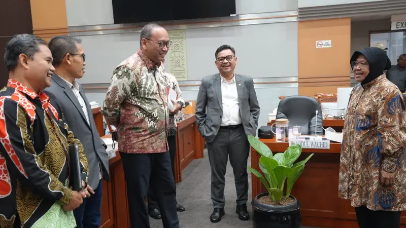 Menteri Sosial Tri Rismaharini alias Risma  saat melakukan rapat kerja dengan Komisi VIII DPR RI di Gedung DPR, Senayan, Jakarta, Selasa (3/9/2024).