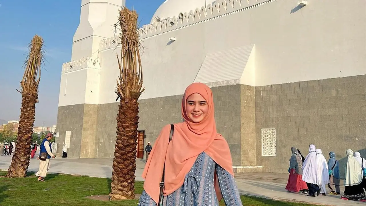 8 Potret Gaya Berhijab Seleb di Tanah Suci, Tissa Biani hingga Syifa Hadju