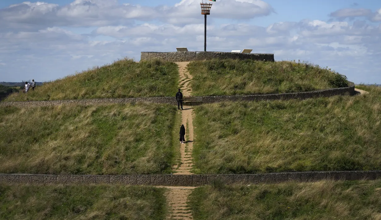 Gundukan tersebut membantu mengurangi polusi suara, memberikan sudut pandang dan merupakan landmark yang menarik untuk kawasan di London barat. (AP Photo/Kirsty Wigglesworth)