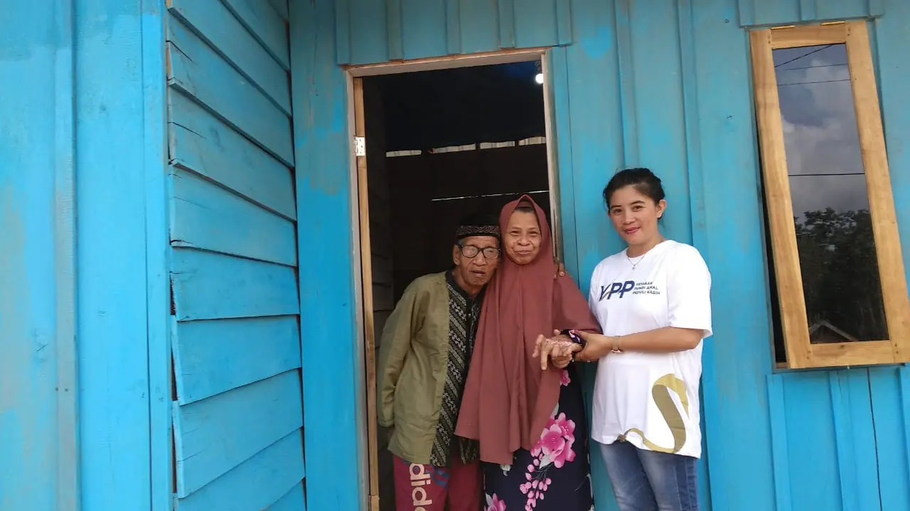Kakek Tahir dan nenek Nuru, lansia asal Konawe Utara yang mengikat pinggang penahan lapar saat menerima bantuan rumah, Jumat (20/12/2019).(Liputan6.com/Ahmad Akbar Fua)