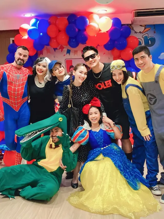 Potret Ayu Ting Ting dan Boy William Mengenakan Outfit Senada