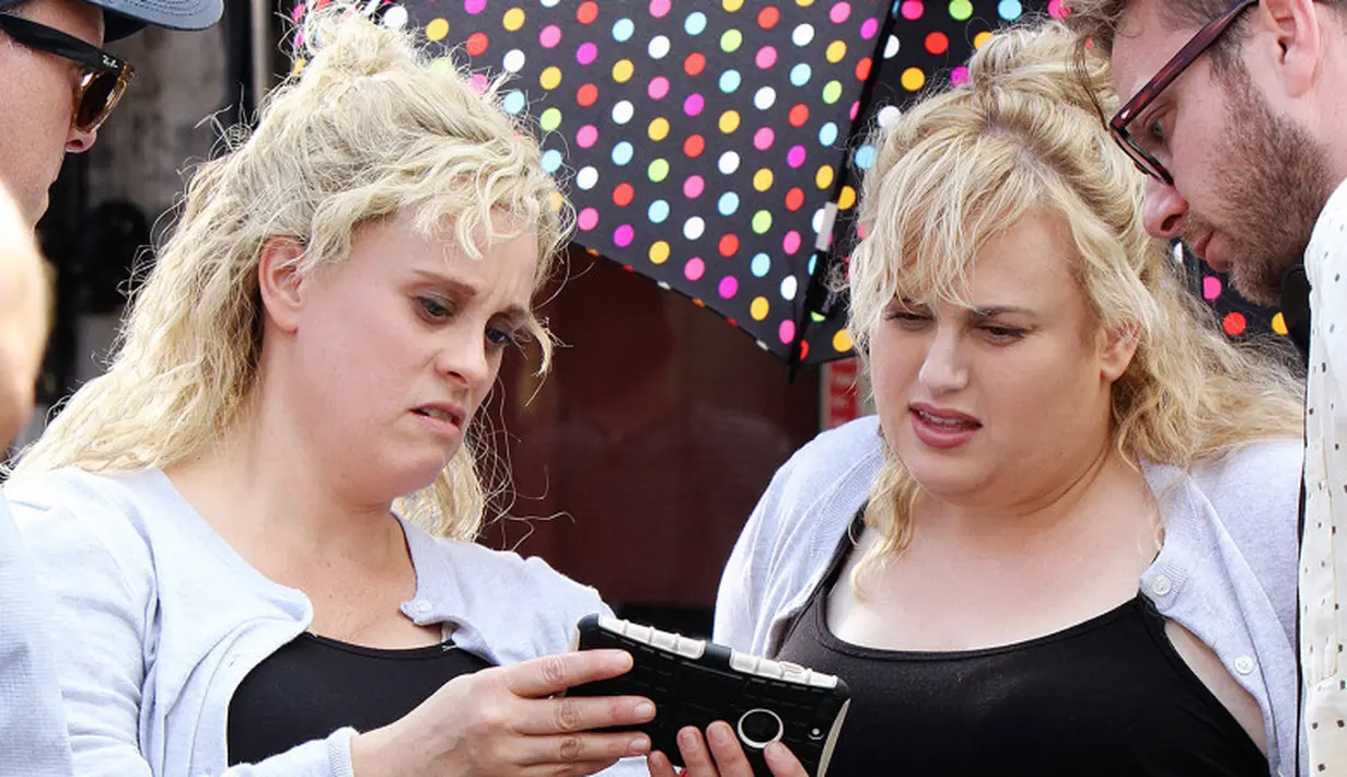 Dilansir dari USMagazine, ini ketika Rebel Wilson dan stuntnya sedang syuting Isn't It Romantic. (Jose Perez/startraksphoto.com)