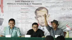 Sejarawan, JJ Rizal, saat berbicara dalam seminar "Dari Stadion VIJ menuju Stadion MH Thamrin" di Balai Kota, Jakarta, Jumat (15/2). Acara ini rangkaian dari Festival 125 Tahun MH Thamrin. (Bola.com/Yoppy Renato)
