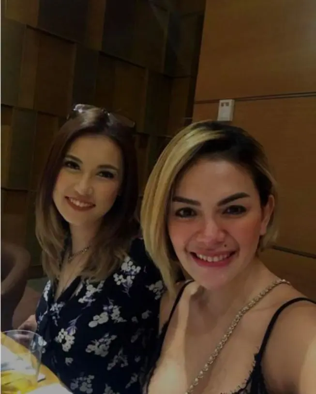 Nikita Mirzani dan Maria Ozawa saat bertemu di Filipina. (Instagram - @nikitamirzanimawardi_17)