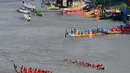 Para peserta mendayung perahu naga mereka selama latihan untuk Festival Air tahunan di sungai Tonle Sap di Phnom Penh (21/11). Festival Air adalah perayaan Tahun Baru yang terjadi di negara-negara Asia Tenggara. (AFP Photo/Tang Chhin Sothy)