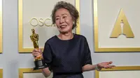 Youn Yuh Jung membawa pulang Piala Oscar 2021 setelah memenangkan kategori Best Actress in a Supporting Role melalui film Minari, 25 April 2021 waktu Los Angeles, Amerika Serikat. (POOL / GETTY IMAGES NORTH AMERICA / GETTY IMAGES VIA AFP)