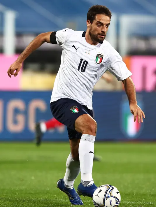 Gelandang Italia, Giacomo Bonaventura membawa bola saat bertanding melawan Moldova pada pertandingan persahabatan di stadion Artemio-Franchi di Florence, Tuscany (7/10/2020). Italia menang besar 6-0 atas Moldova. (AFP/Isabella Bonotto)