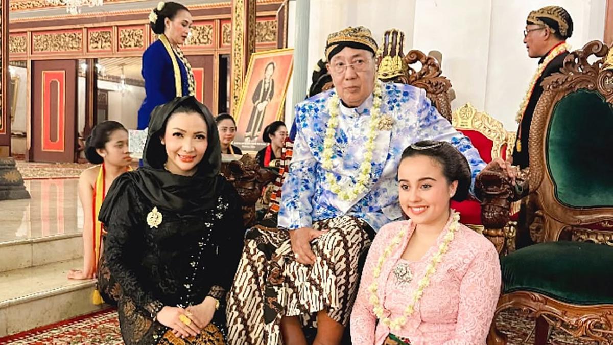 5 Potret Roro Fitria Kenang Momen Sowan Pakubuwono XIII, Sampaikan Belasungkawa