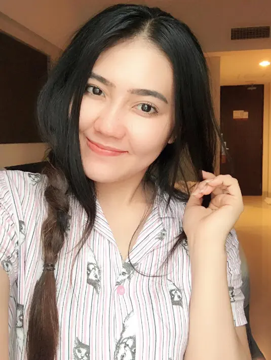 Dalam acara Result & Reunion Show Indonesian Idol 2018 yang digelar di Ecovention Ancol, Jakarta Utara, Senin (23/4), penyanyi asal Sidoarjo itu tampil sebagai bintang tamu. (Instagram/viavallen)