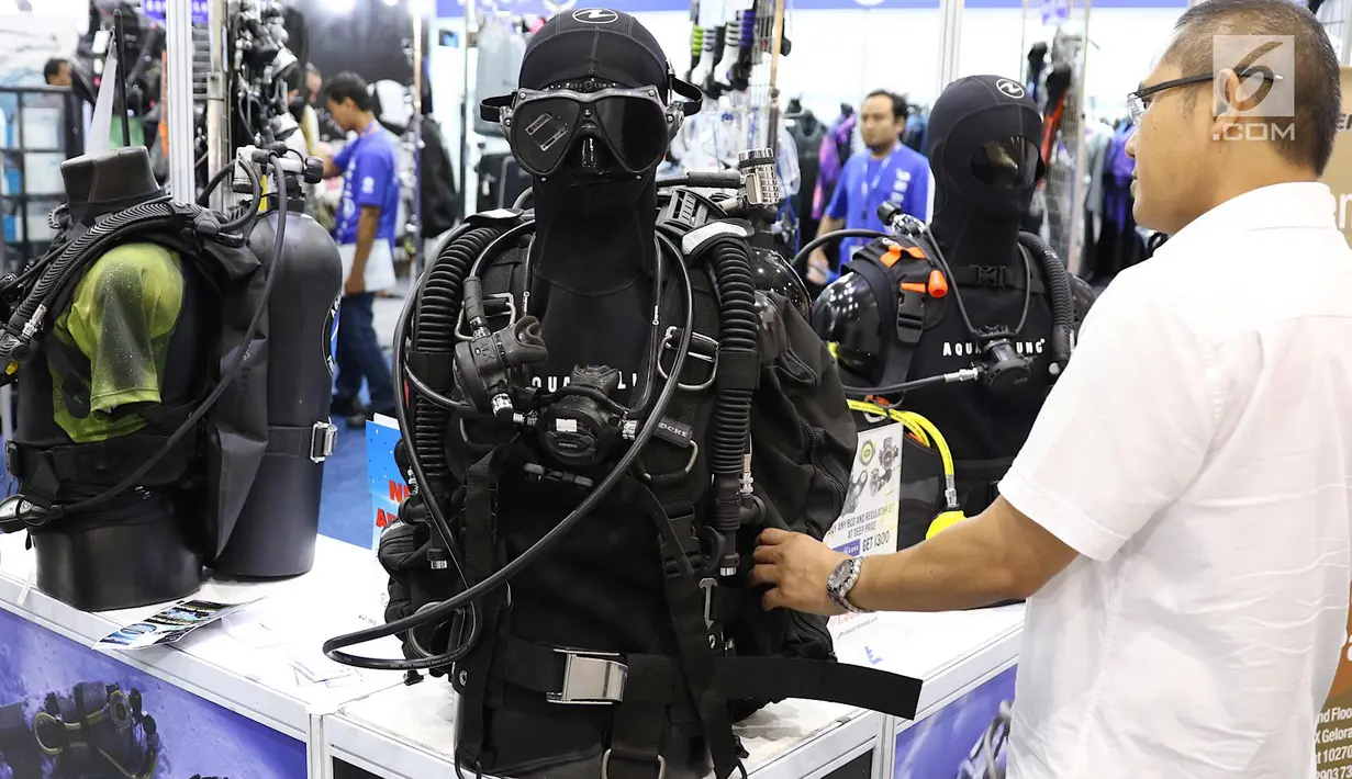 Pengunjung melihat produk yang ditawarkan di pameran bertajuk Deep & Extreme Indonesia 2018, Jakarta, Jumat (9/3). Pameran tersebut diramaikan oleh lebih dari 160 booth aneka tema terkait olahraga air dan wisata ekstrem. (Liputan6.com/Immanuel Antonius)