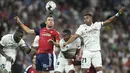 Bek Osasuna Unai Garcia menyundul bola ke depan pemain Real Madrid David Alaba dan Rodrygo pada pekan ketujuh Liga Spanyol 2022/2023 di Stadion Santiago Bernabeu, Senin dini hari WIB (3/10/2022). Langkah Real Madrid melanjutkan trend kemenangan di Liga Spanyol 2022/2023 terhenti di pekan ketujuh. (AP Photo/Manu Fernandez)