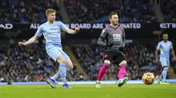 Pemain Manchester City Kevin De Bruyne (kiri) mencetak gol ke gawang Leicester City pada pertandingan sepak bola Liga Inggris di Etihad Stadium, Manchester, Inggris, Minggu (26/12/2021). Manchester City menang 6-3. (AP Photo/Scott Heppell)