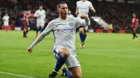 Gelandang Chelsea, Eden Hazard, melakukan selebrasi usai mencetak gol ke gawang Bournemouth pada laga Premier League di Stadion Vitality, Sabtu (28/10/2017). Chelsea menang 1-0 atas Bournemouth. (AFP/Glyn Kirk)