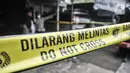 Tim Gegana memasang garis batas di sekeliling TKP saat penggerebekan rumah toko milik terduga teroris di kawasan Condet, Jakarta Timur, Senin (29/3/2021). Hingga saat ini petugas gabungan masih berjaga di lokasi untuk penyelidikan. (merdeka.com/Iqbal S Nugroho)