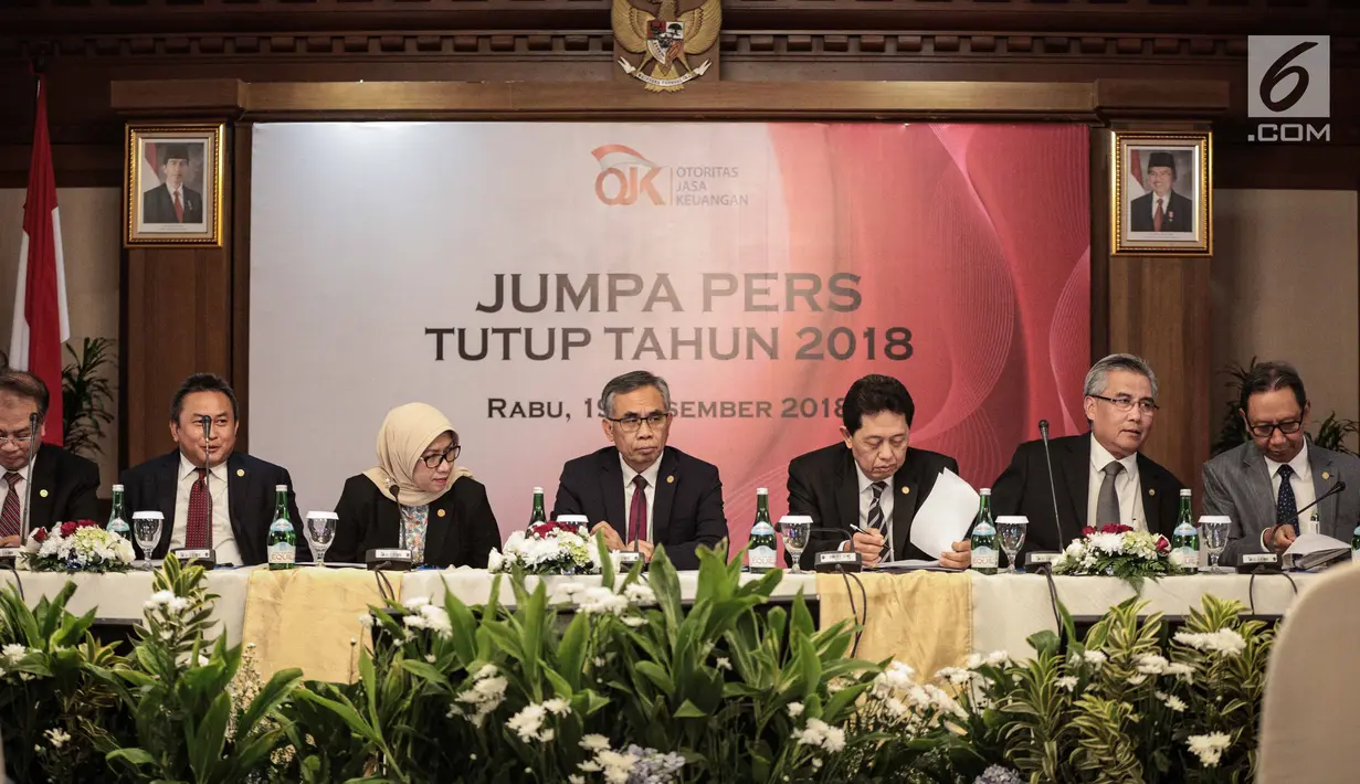 Ketua Dewan Komisioner Otoritas Jasa Keuangan (OJK) Wimboh Santoso (tengah) menggelar jumpa pers di Gedung OJK, Jakarta, Rabu (19/12). OJK mencatat intermediasi jasa keuangan Indonesia berada pada level positif. (Liputan6.com/Faizal Fanani)