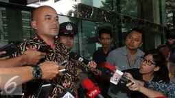 Kepala Dinas Tata Air Pemerintah Provinsi DKI Jakarta Teguh Hendrawan saat ditanya awak media usai menjalani pemeriksaan sebagai saksi untuk tersangka Mohamad Sanusi di Gedung KPK, Jakarta, Rabu (13/7). (Liputan6.com/Johan Tallo)