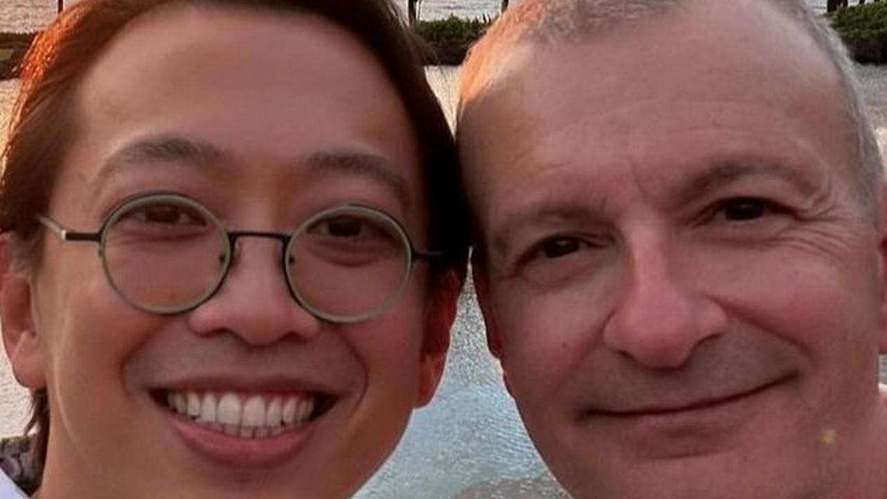Yang menarik perhatian netizen, Alfandy sering terlihat jalan-jalan bersama teman prianya, yang diperkirakan lebih tua darinya.<br>