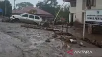 Detik-Detik Banjir Bandang Terjang Kantor Bupati Solok