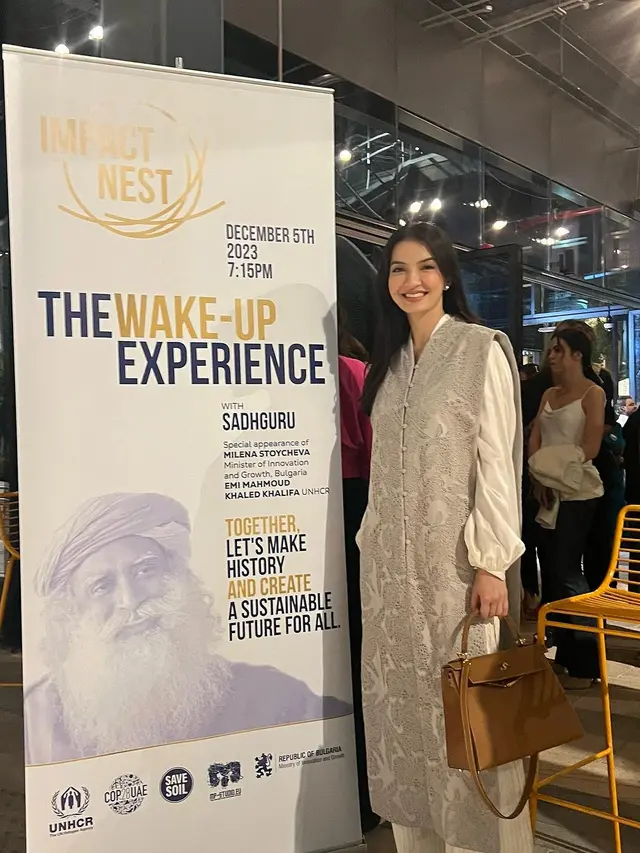 Gaya Simple Tapi Menawan Raline Shah Hadiri Konferensi di Dubai, Pancarkan Aura Lady Boss dengan Busana Monokrom